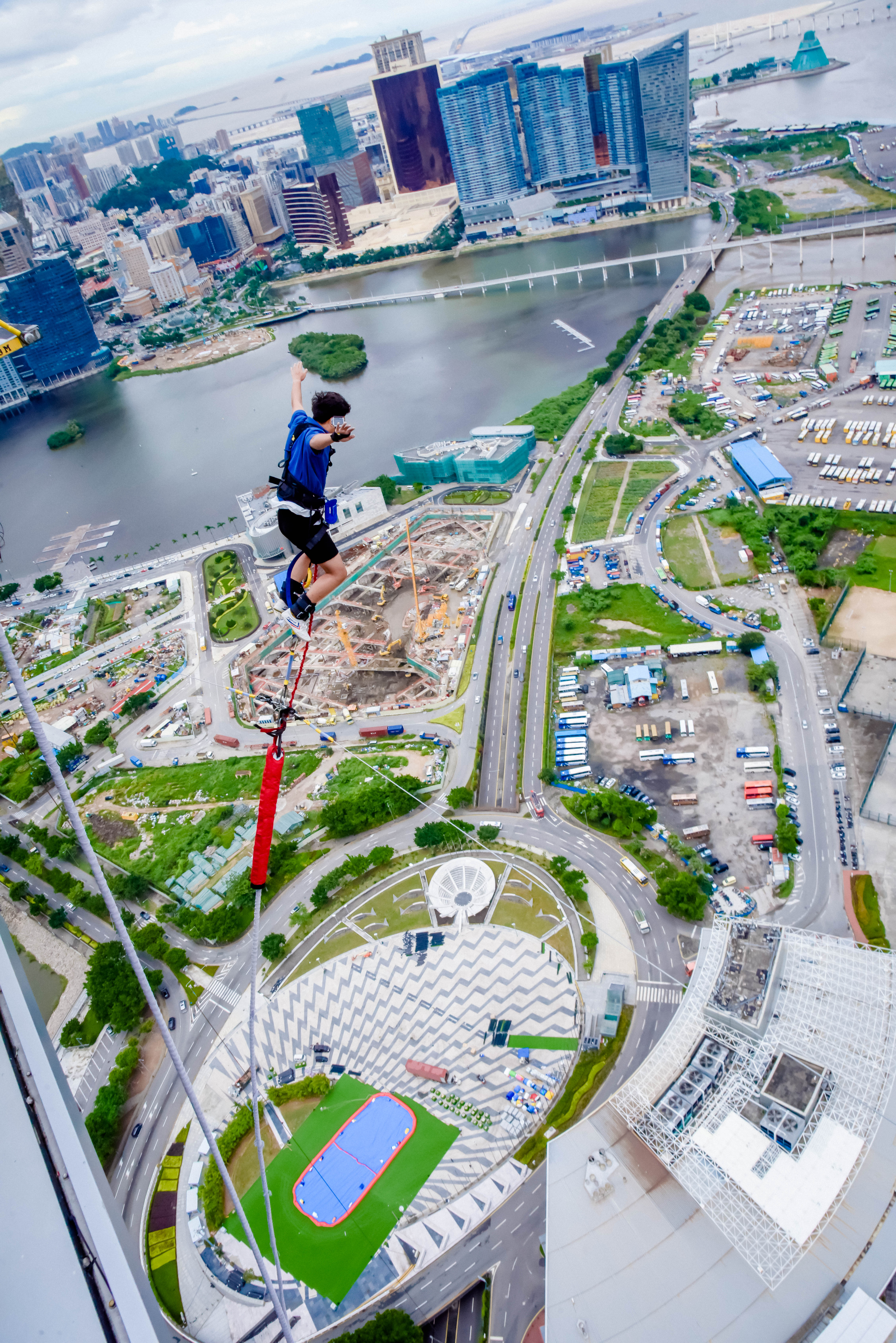 在澳门旅游塔挑战全世界最高的城市商业蹦极,233米高堪比跳楼!