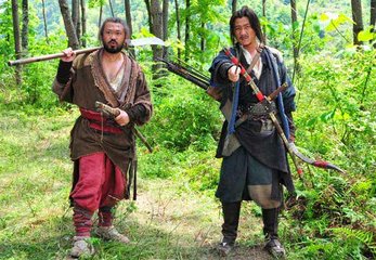 官员:家里的钱呢?她:我让强盗们拿走了 官员:你愿意嫁给我吗