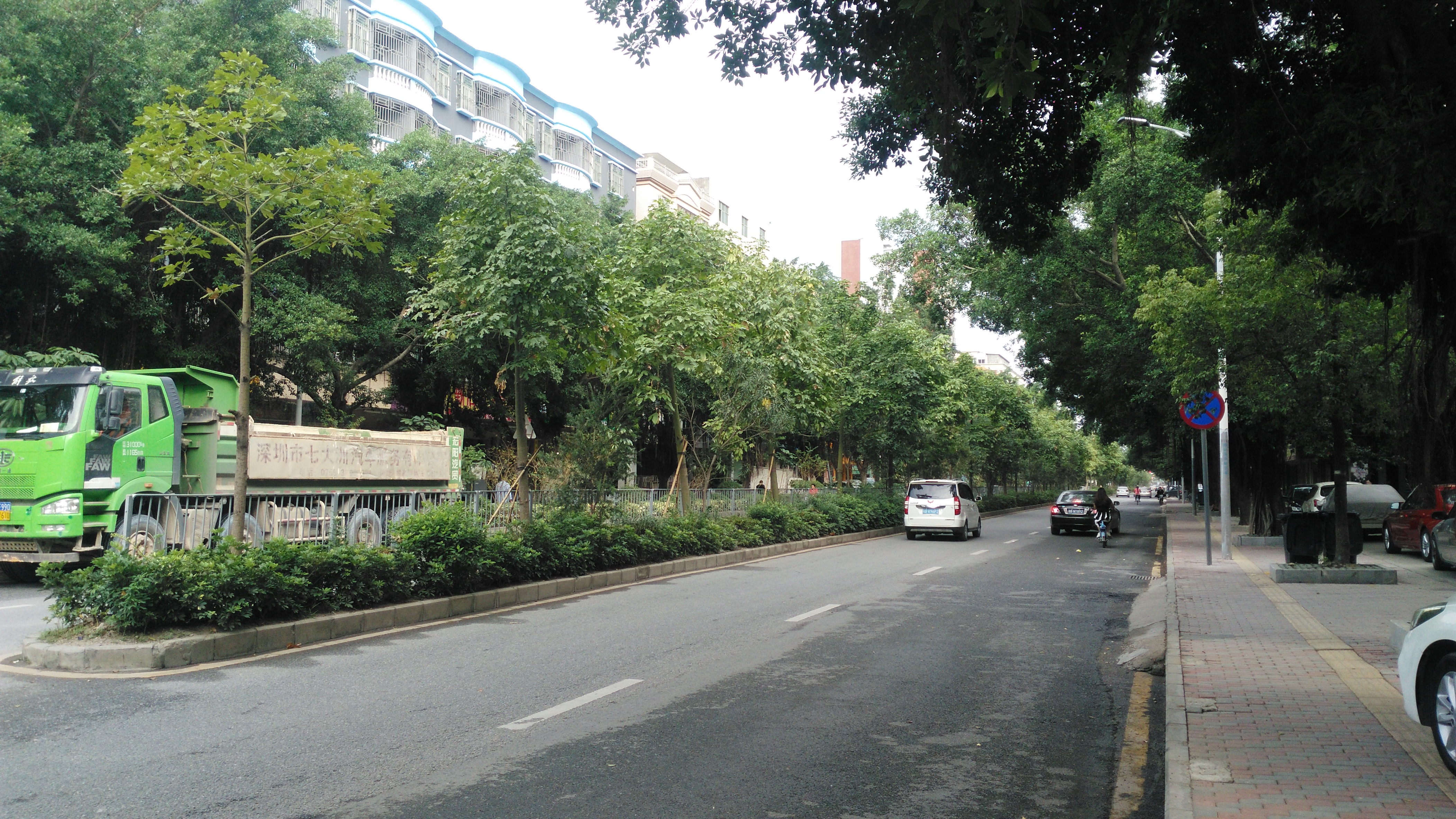 深圳龙岗龙西社区早上街边实拍,道路很整洁,街上人很多