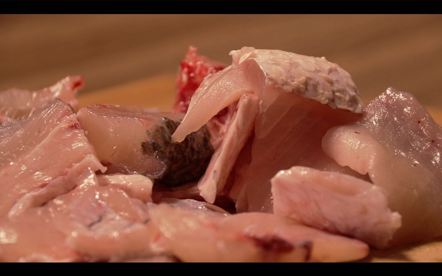 制作方法: 1,将草鱼胸骨,脊骨斩成小块(可根据个人喜好决定大小)