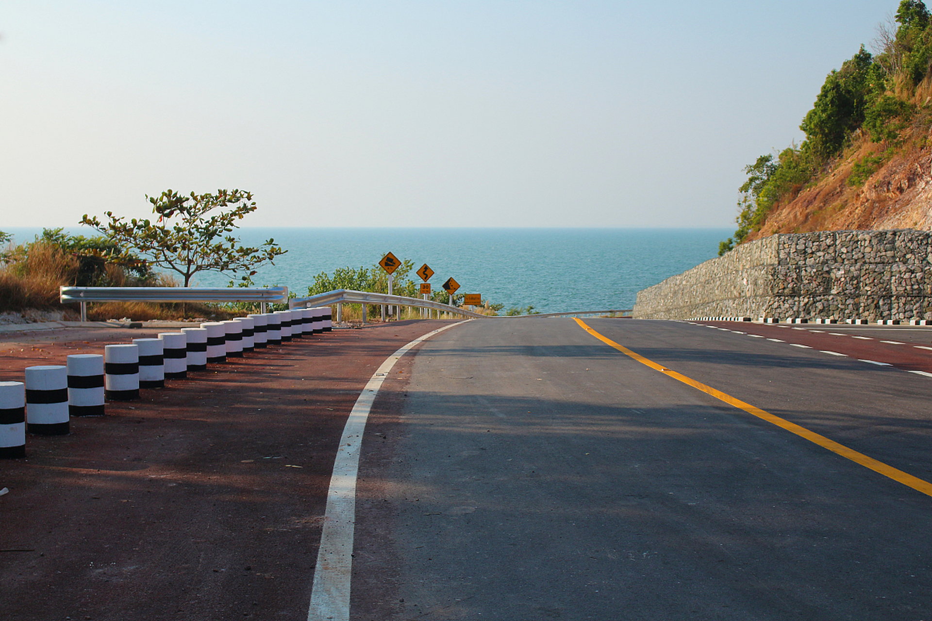 春风拂面,欣赏着桥下碧波荡漾的海水, 路鹬蒙碛谝环览龅幕碇 