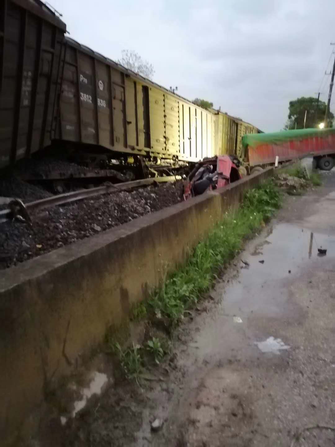 湖南黎家坪发生货车与火车相撞事故