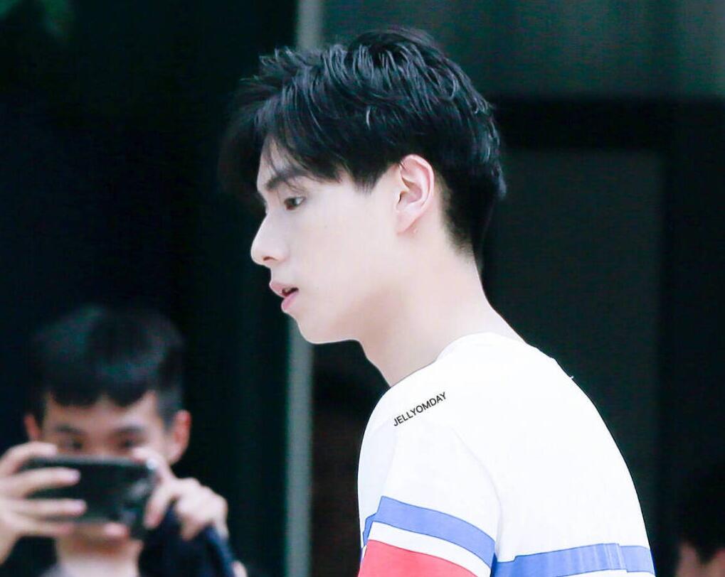 胡一天白t恤帅气,侧颜杀逆天!网友:怎么能帅的天理不容!