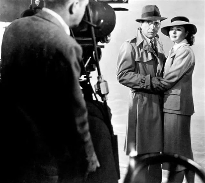 还有《蒂凡尼的早餐》里,奥黛丽·赫本一身灰白色风衣,也是说不尽的