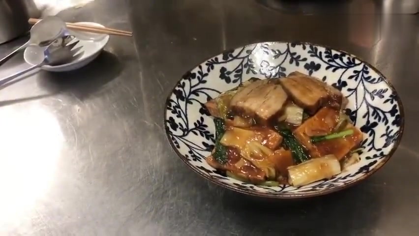 中华料理达人演示红烧豆腐杂锦烩盖浇饭