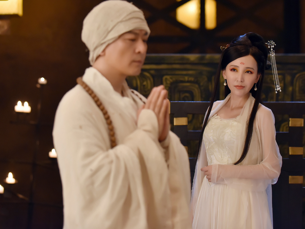 在《灵魂摆渡黄泉》中,孟婆不是诡异老妇人,而是女承母业的女孩