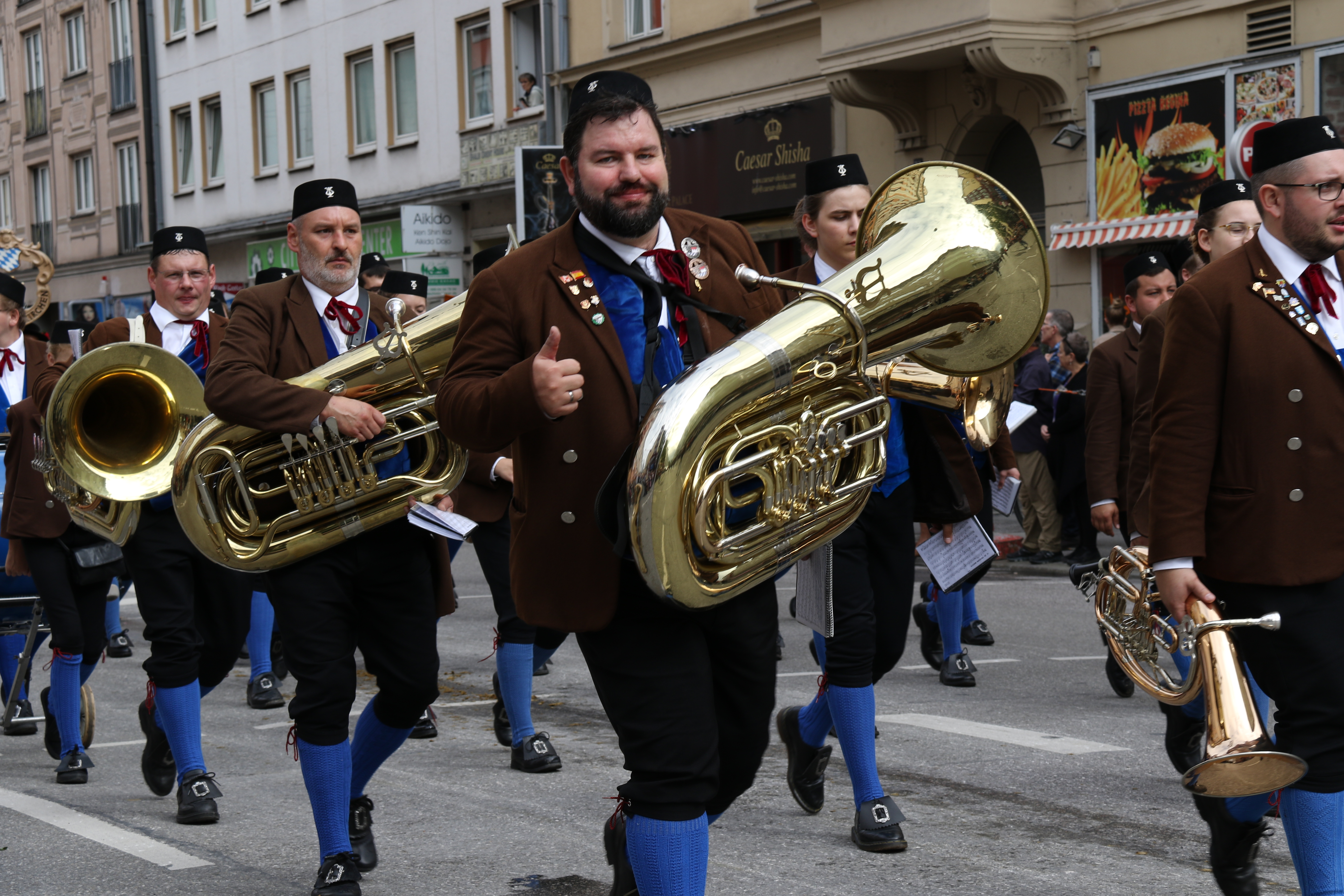 第185届慕尼黑啤酒节举行盛装游行