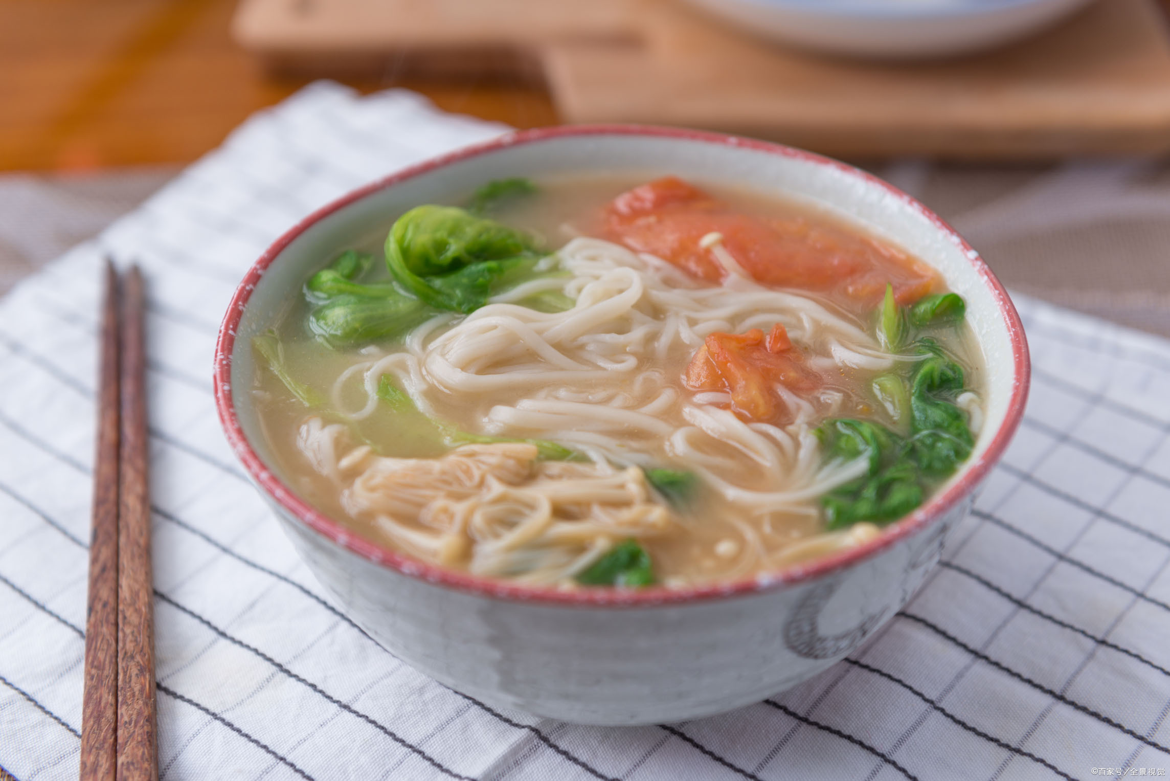 等锅里的水沸腾后立马加入几滴花生油,这样也能很好地防止面条粘锅.