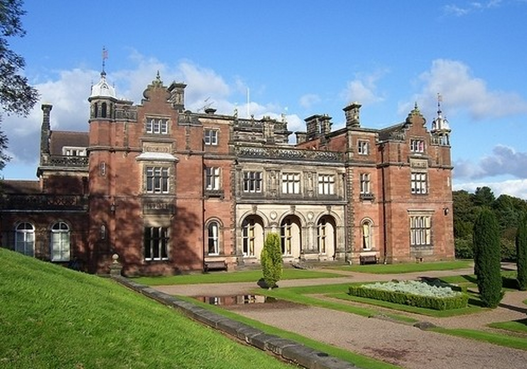 商学院作为曼彻斯特大学的金牌学院,曼彻斯特商学院(简称mbs)是英国