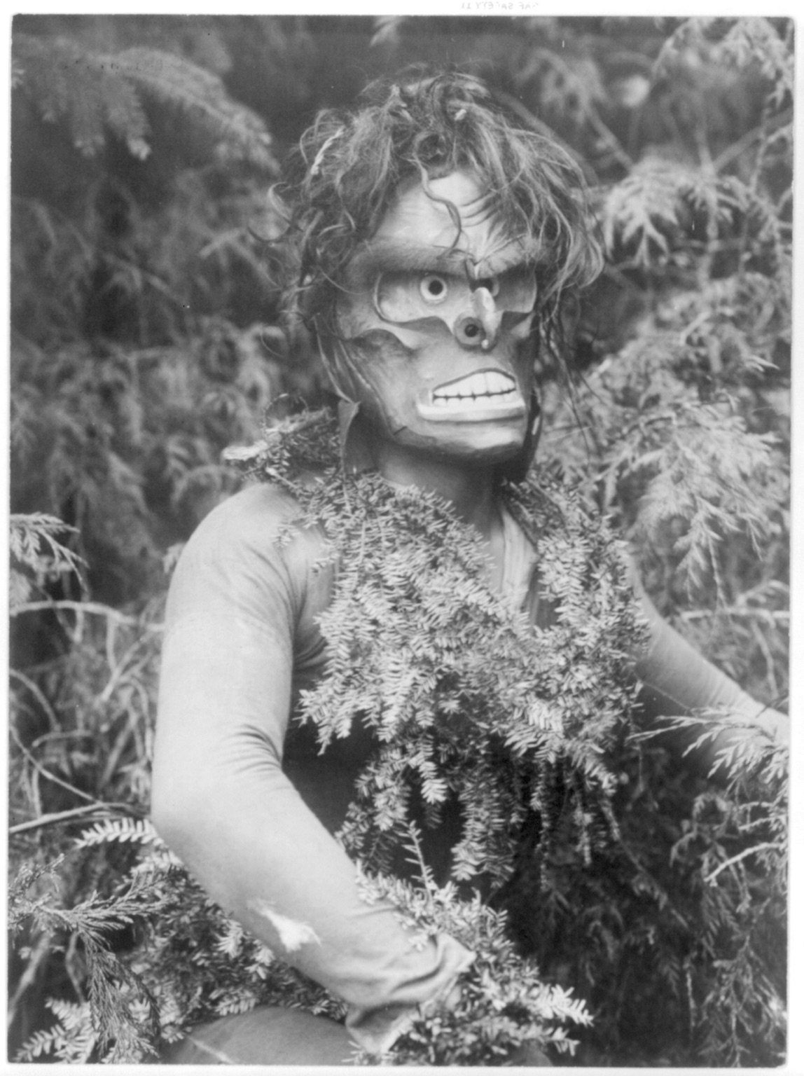 【图4】1914年,戴着面具的北美qagyuhl族印第安部落的舞者,他的脖子上