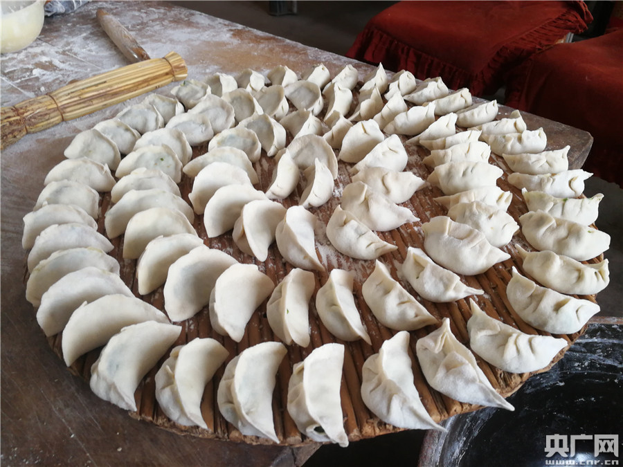 包饺子 贴对联 迎新春
