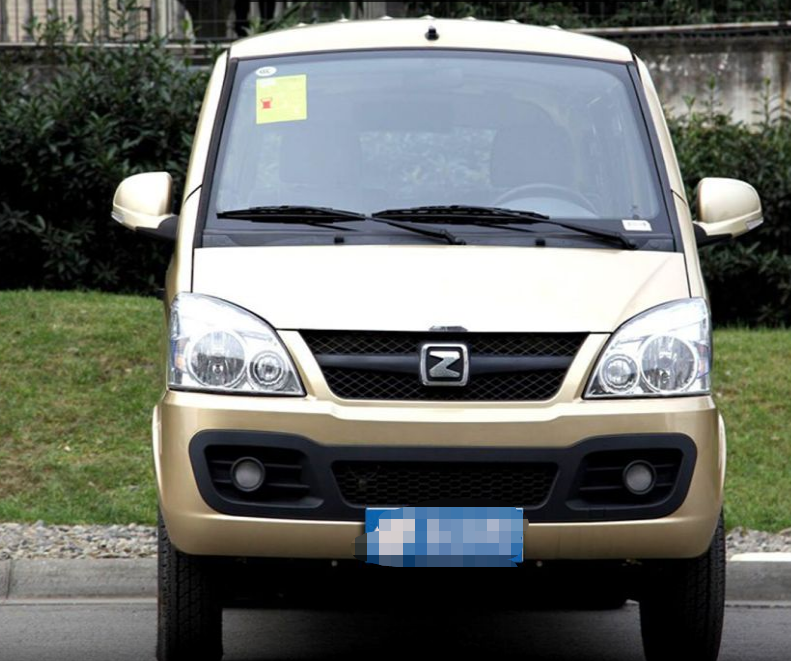 众泰v10整车的设计简约,立体感十足,给人一种很高档的感觉