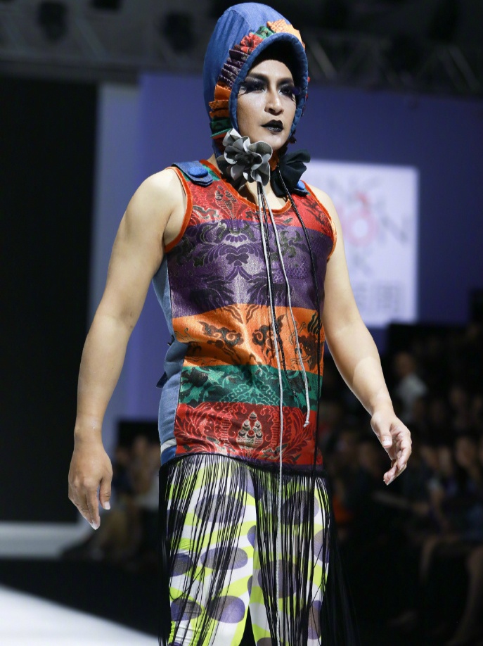 陈志朋扮女装造型走秀不慎摔倒,看完他过往造型,网友:辣眼睛