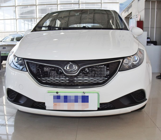 全球鹰k17的车身线条很流畅,感觉整个车身都比较修长,很秀气,还有一些