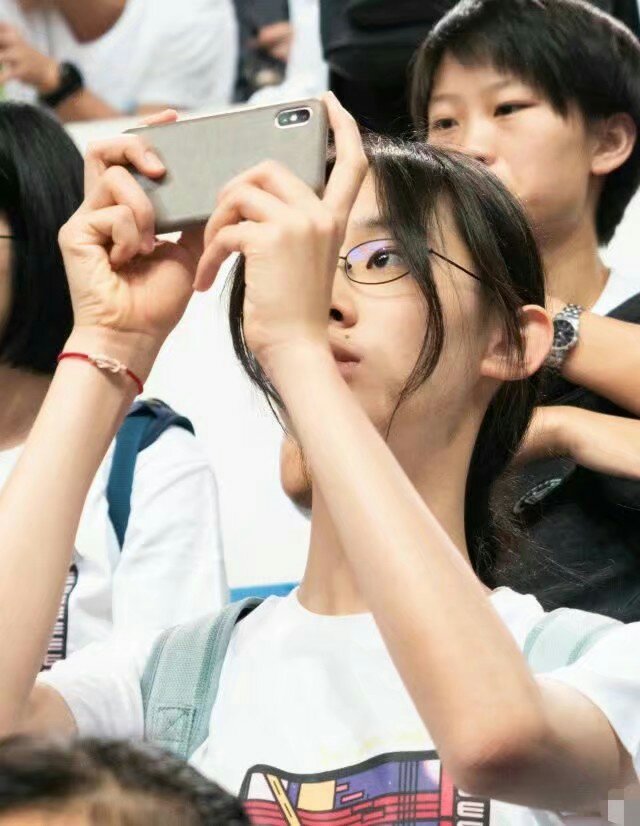 武亦姝清华生活照曝光:鹅颈瓜子脸,一米八的个子辨识度高