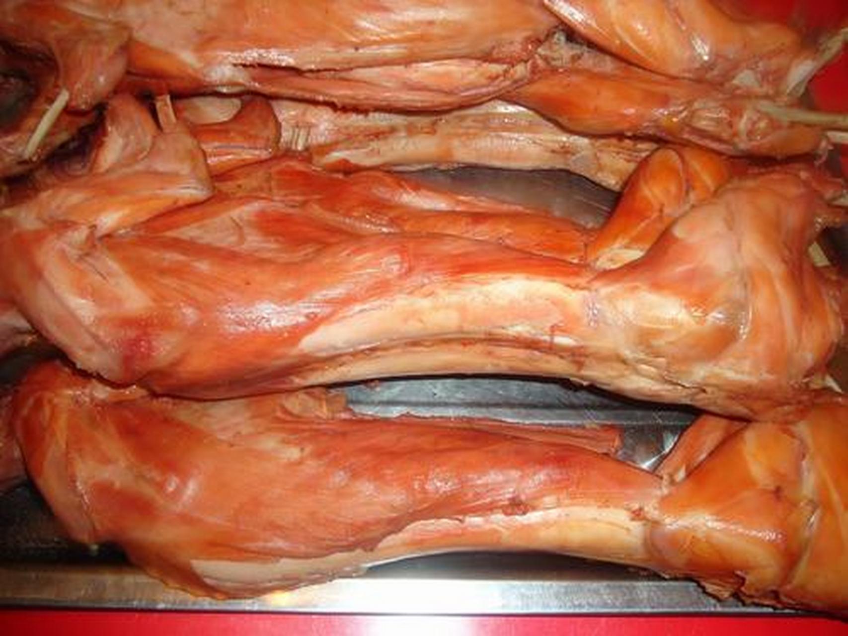 五香兔肉是河南开封著名的汉族小吃,菜色泽红亮,肉质软烂,卤制精良