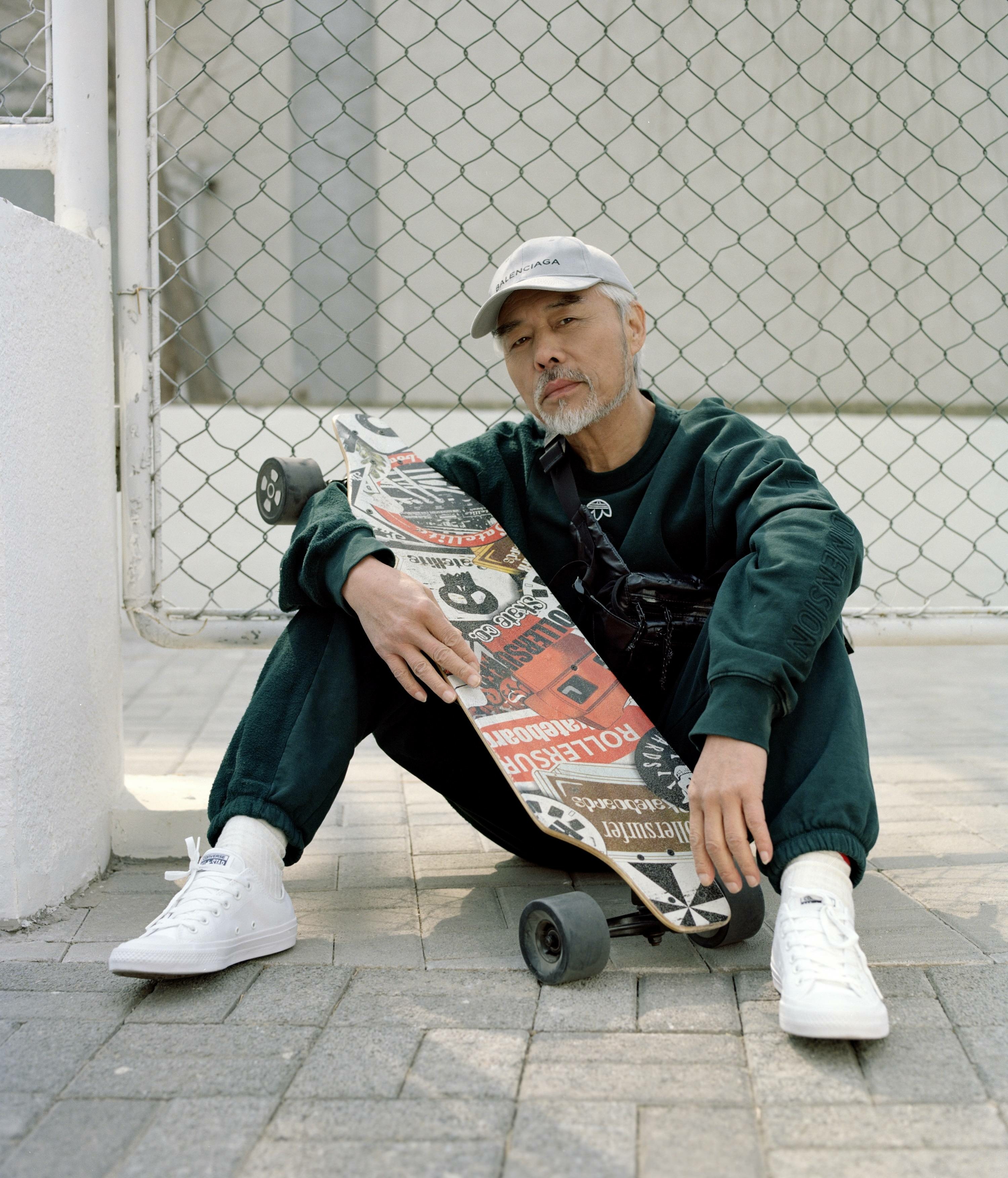 打拳击,玩滑板,他是娱乐圈的一个"潮老头"