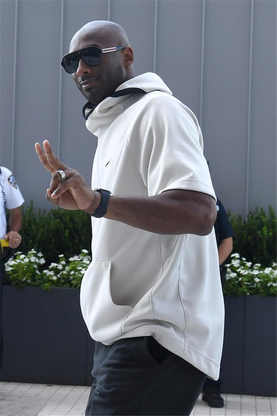 退役后科比状态真好,白 黑运动装利落清爽,风采丝毫不输男模