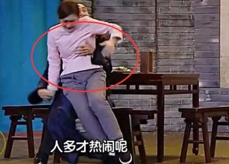 女星被占便宜,国际章赔笑脸,胡慧中很反感,而她直接一巴掌上脸