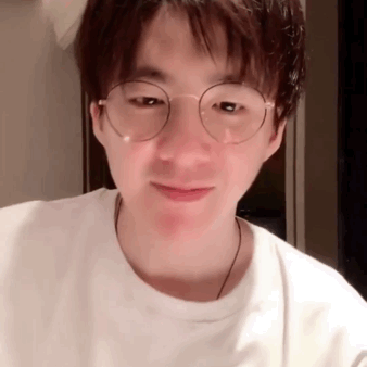 刘宇宁直播动图合集 老大的可爱没有尽头