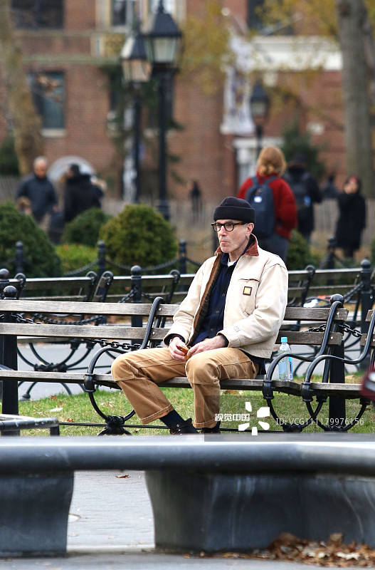 三届奥斯卡影帝还在用翻盖手机!刘易斯息影后街边独坐手机成亮点