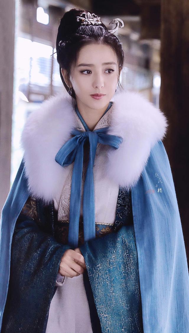 穿皮草披风的古装美人,娜扎典雅,热巴娇俏,她却独一无二美