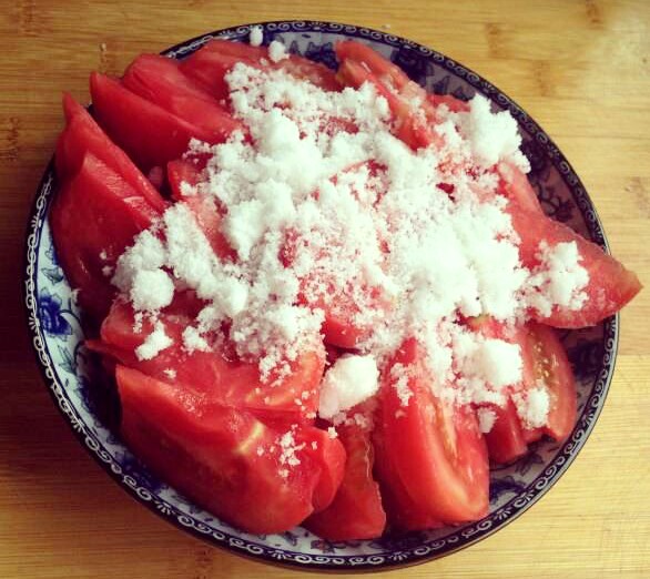 第三道:火山飘雪 就是凉拌西红柿,西红柿就是火山,撒在上面的白糖就是