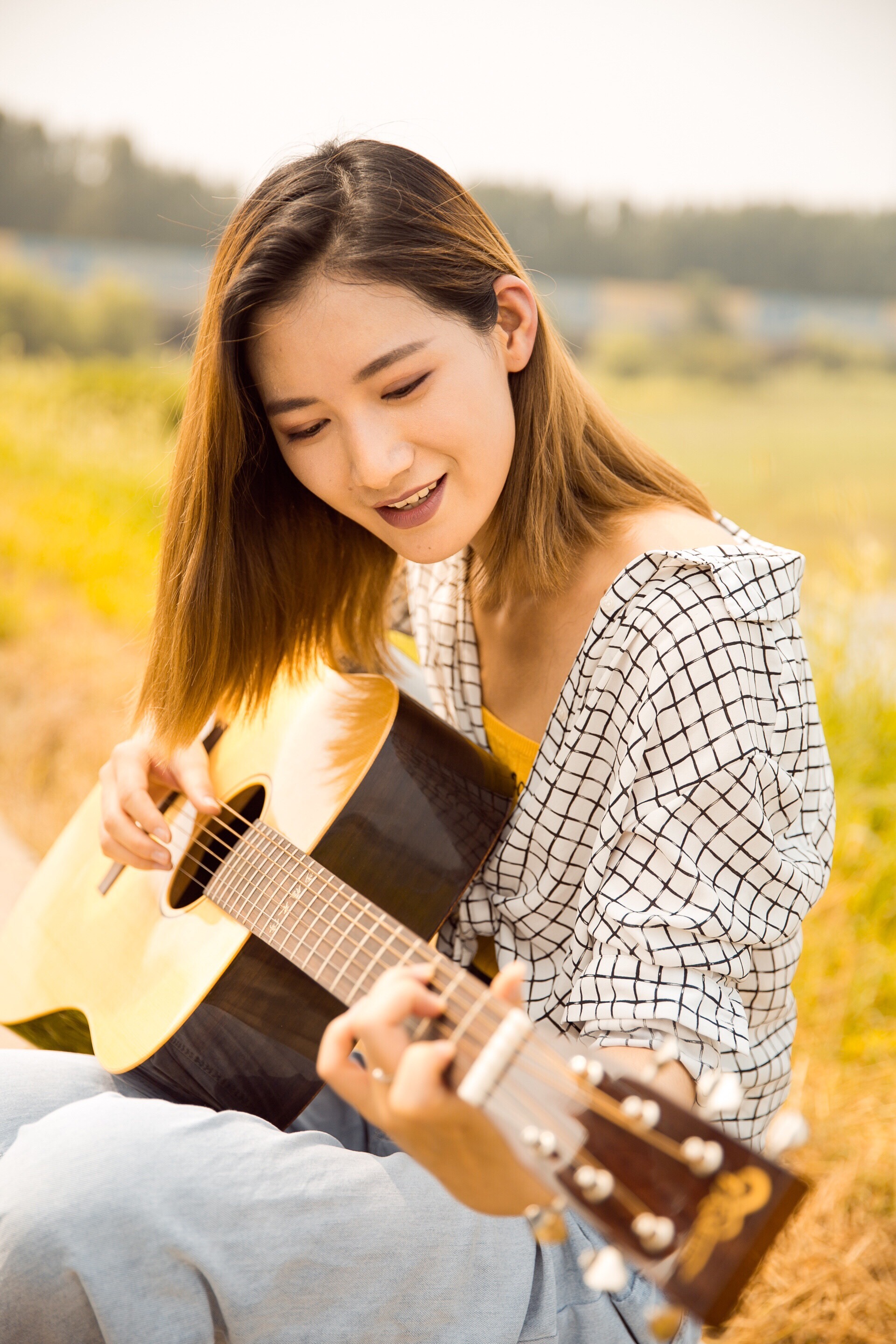 民间美女流浪歌手演唱图片