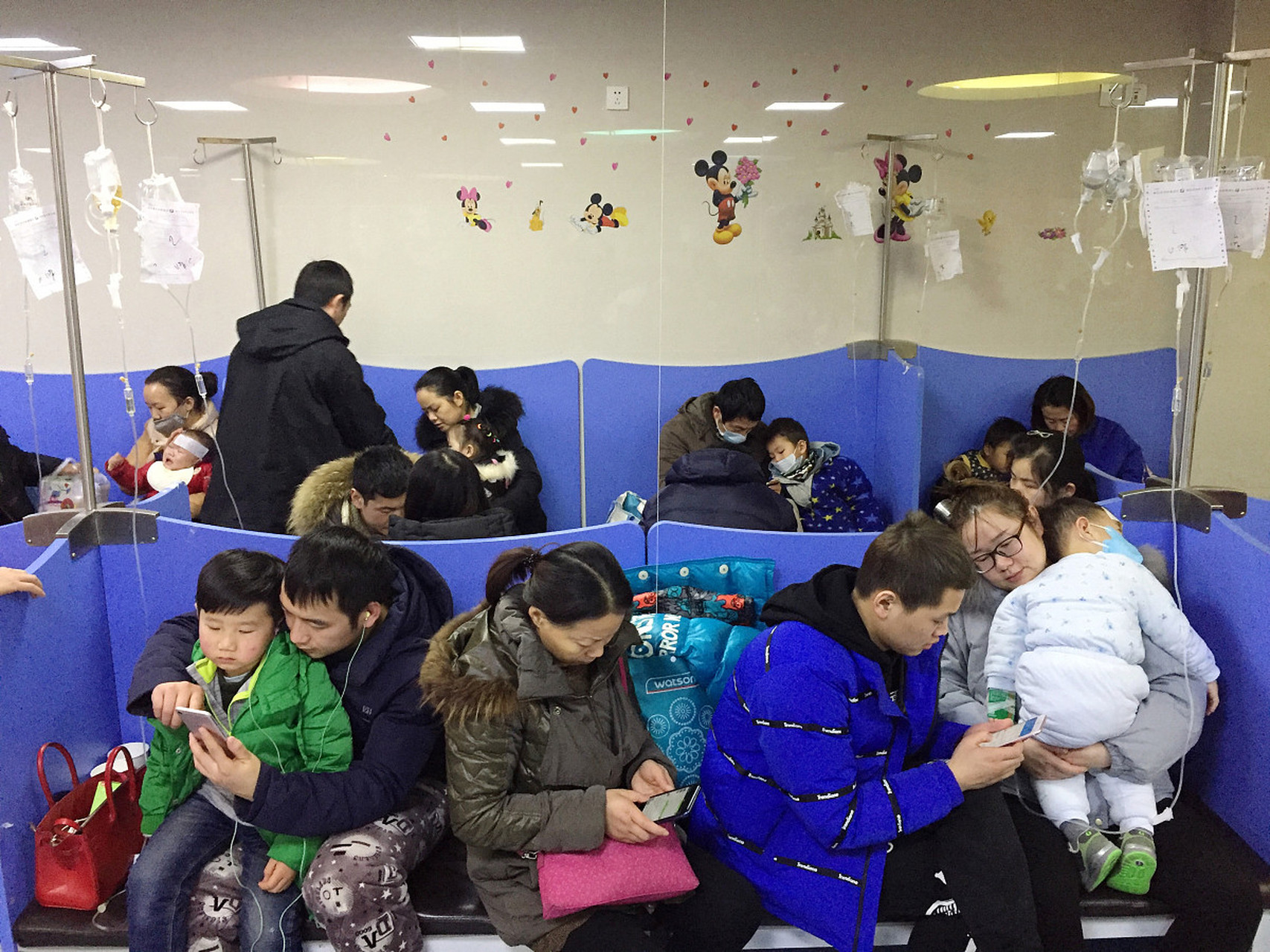 秋冬季节来临,呼吸道感染疾病又进入了高发期,多地医院儿科门急诊爆满