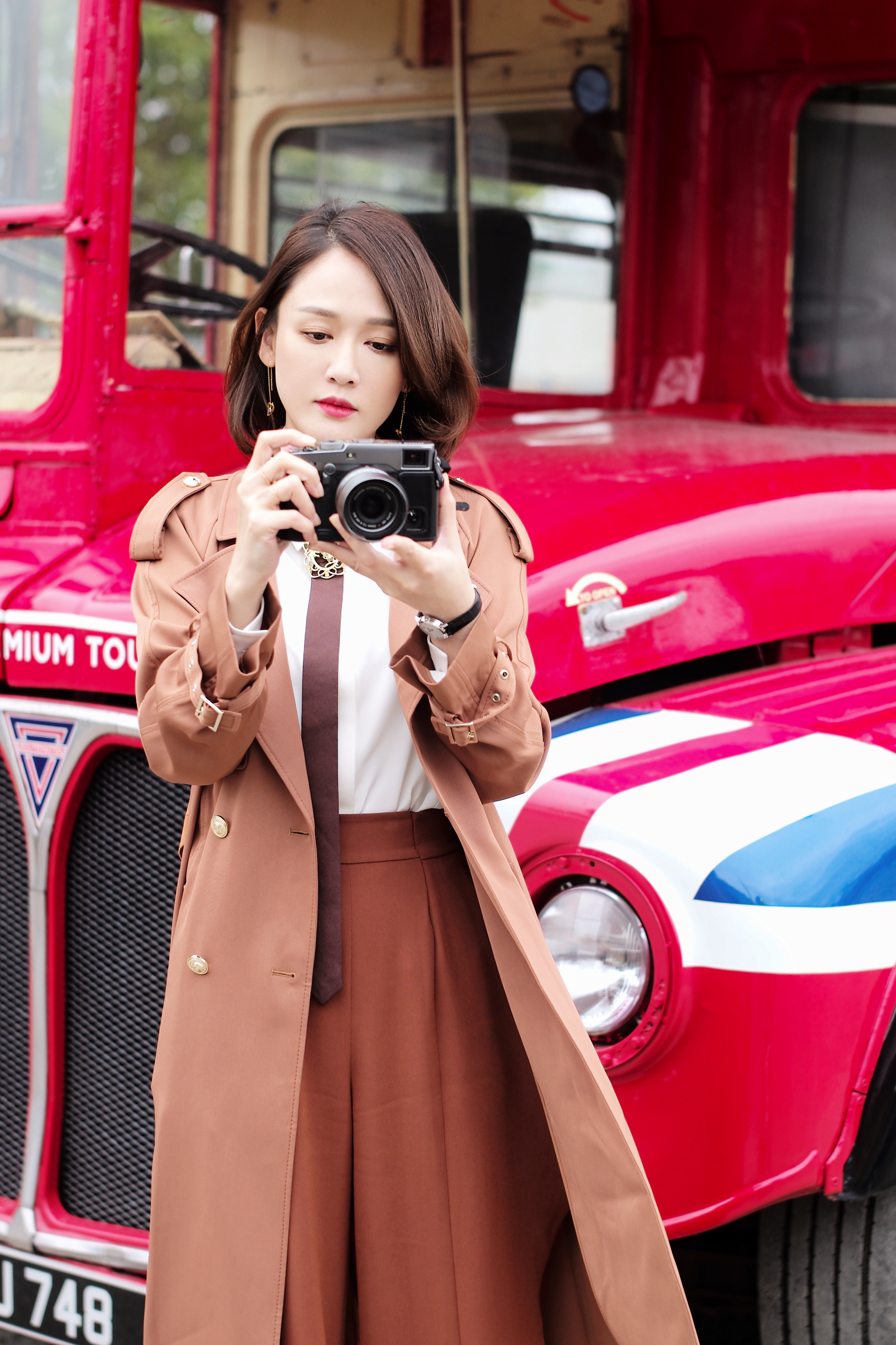 陈乔恩身着印花风衣长靴现身,优雅率性,40岁仍旧少女感十足