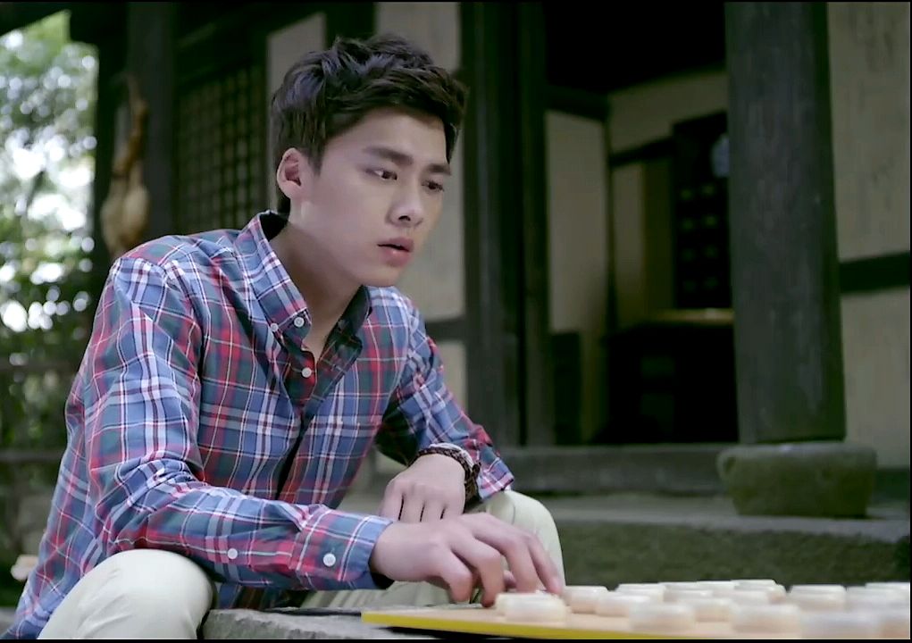 李易峰下棋的样子,很专注