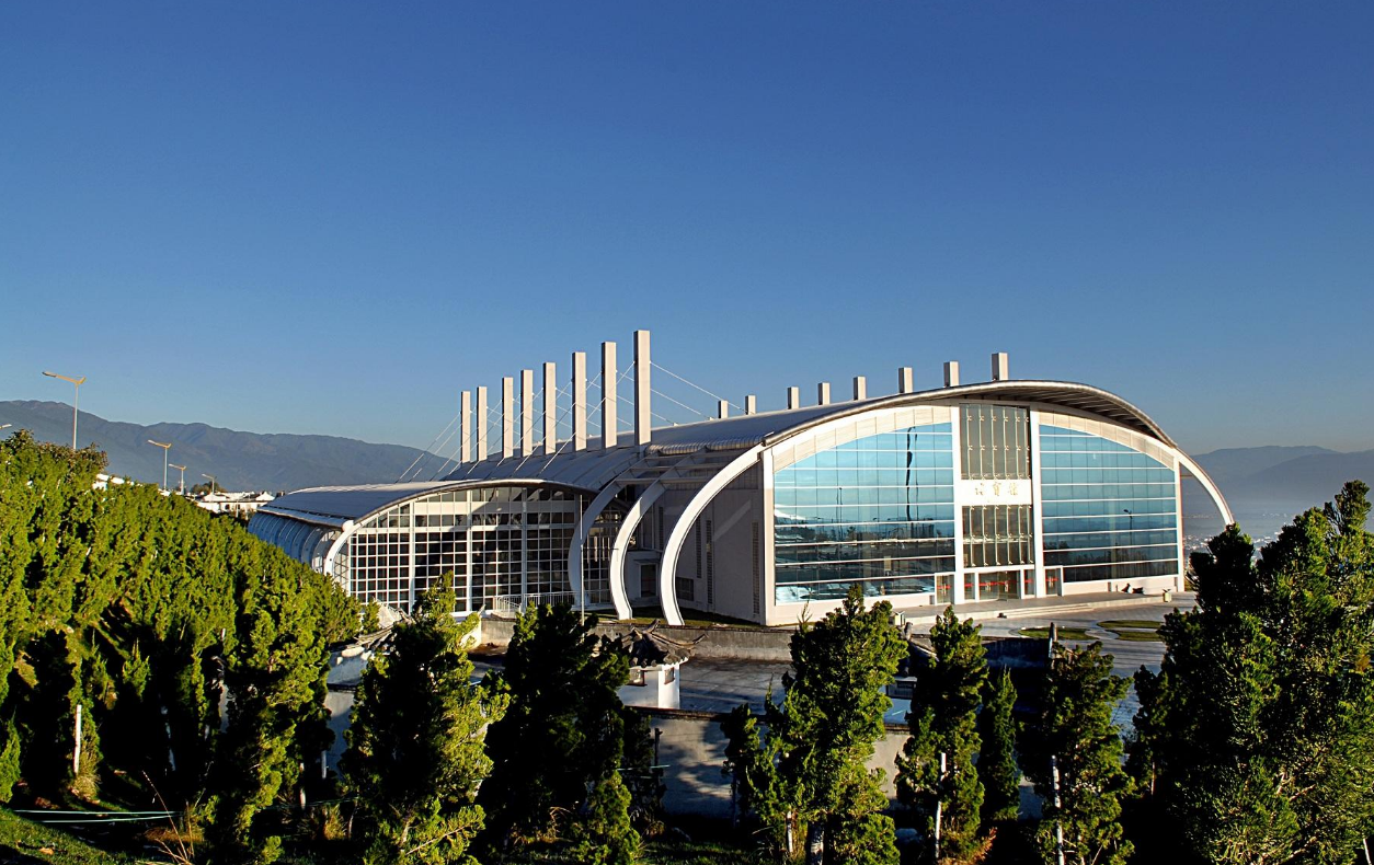 大理大学是一所以医学,药学,教育学和生物学为优势的,民族学和艺术学