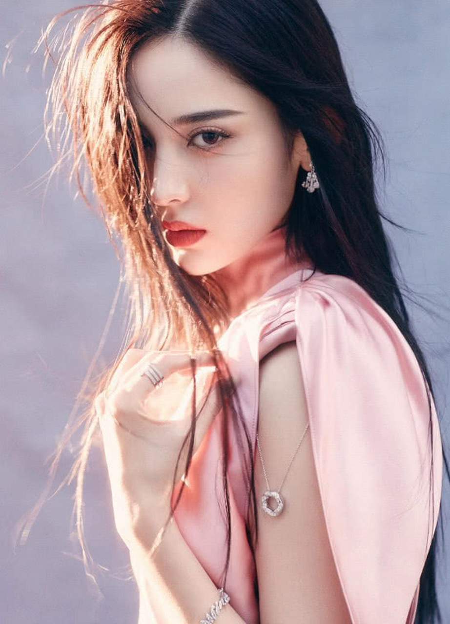 校花#古力娜扎毕业于北电2011级,当年入学时,被媒体拍到,这位少数民族