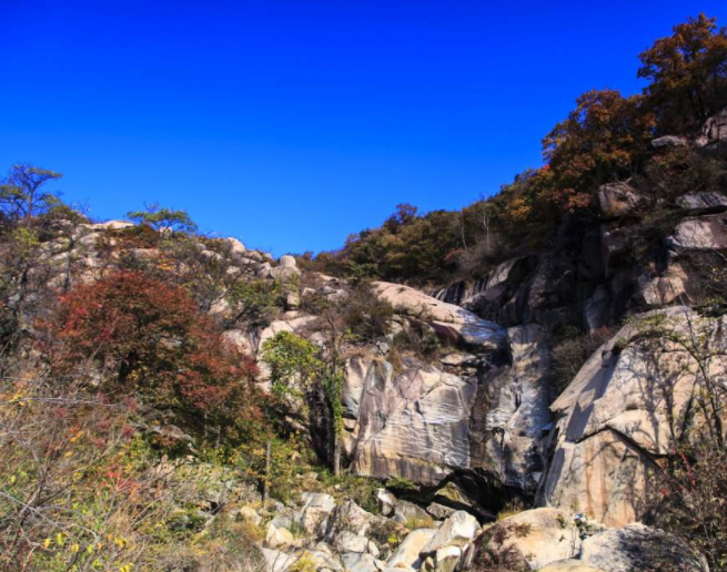 背倚峻岭形势险要居高临下,中华古韵美景,与花果山有