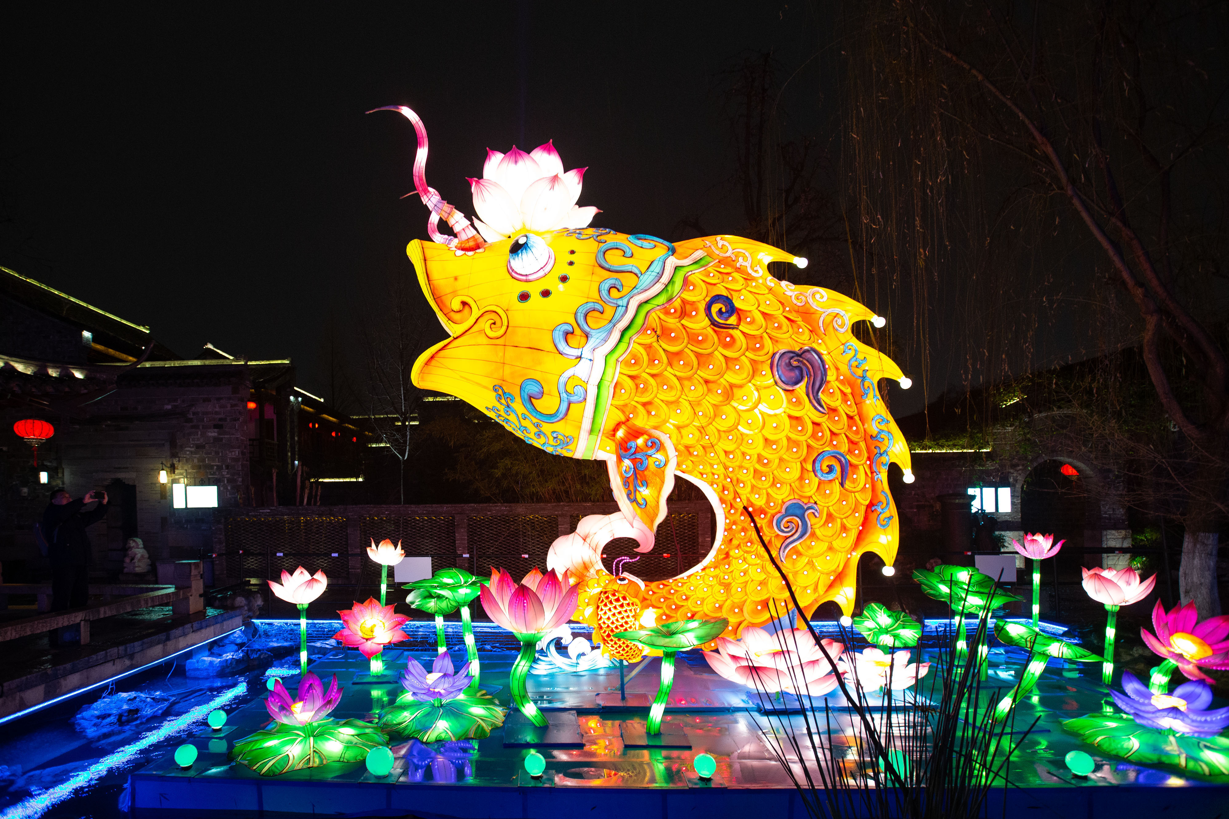 南京秦淮灯会璀璨亮灯