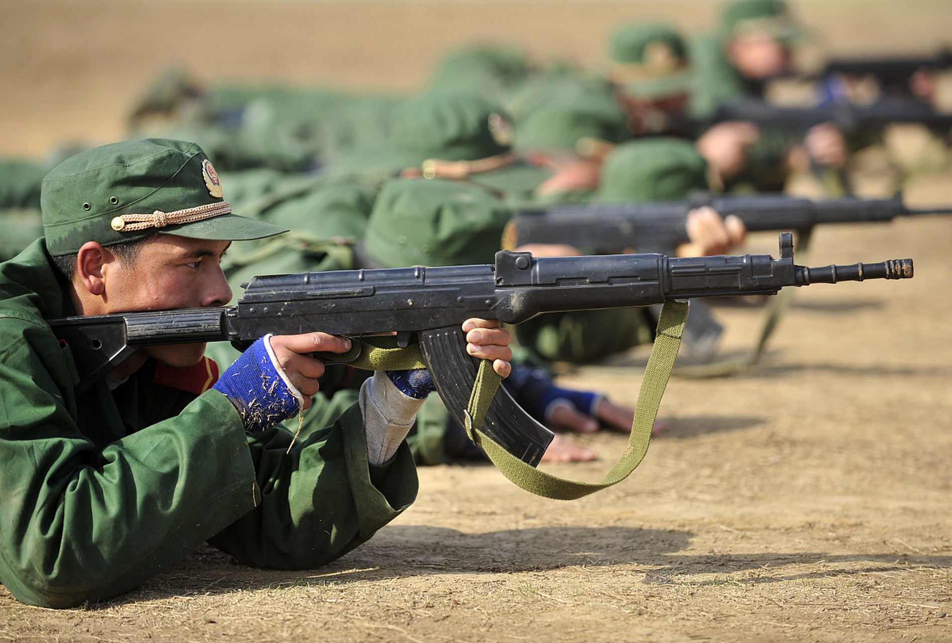 实际上,冲锋枪和突击步枪是有区别的.