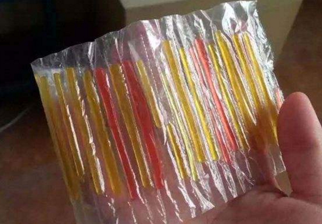 cc乐,当时买上一包要吃上至少两天,现在那味道还记得呢 小卖部已经