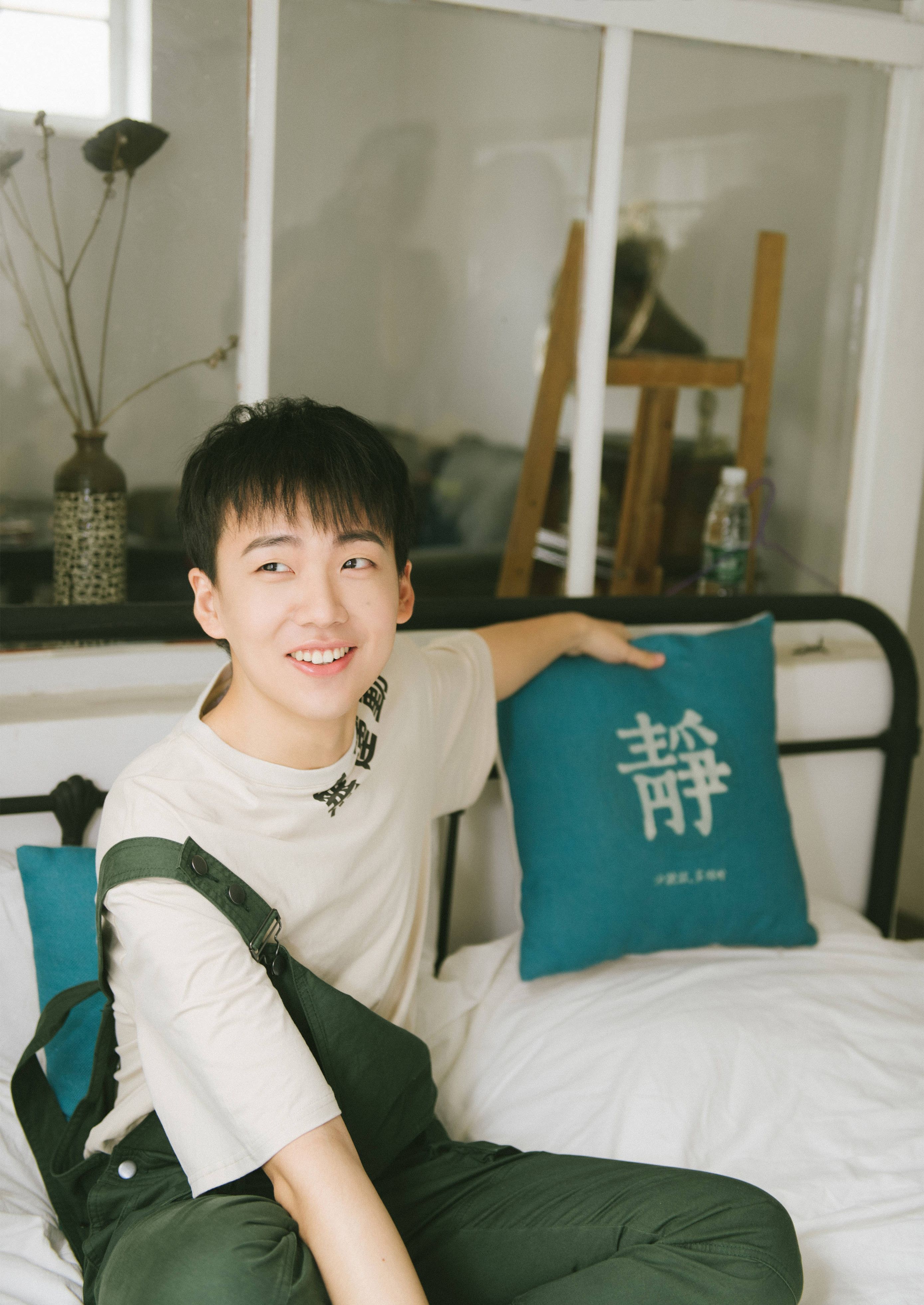 郭麒麟街拍杂志新照片一组,日常想养林林宝这么可爱的鹅子啊!