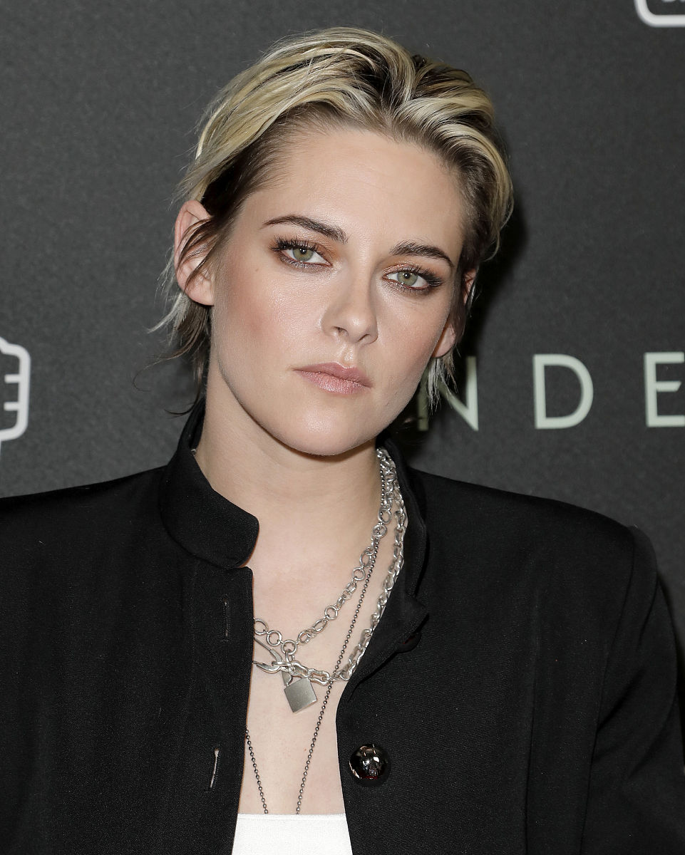 斯图尔特穿搭:黑色西服裙装绑带尖头鞋 干练霸气