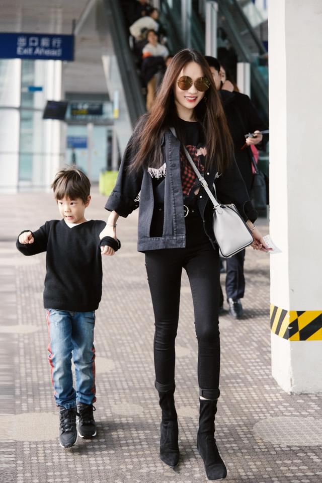 霍思燕和嗯哼近照曝光,嗯哼身高颜值大变样,比杜江还要帅!