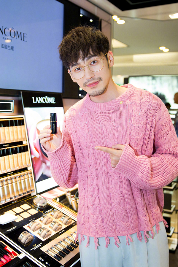 魅力大叔白宇,不仅穿正装帅气,就连粉色毛衣穿能穿出清新范