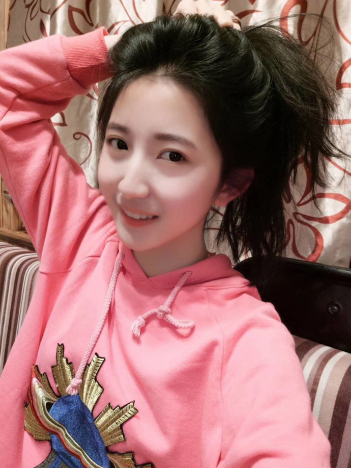 来自东北的00后小仙女,俏皮可爱青春洋溢,给人如沐春风的感觉!