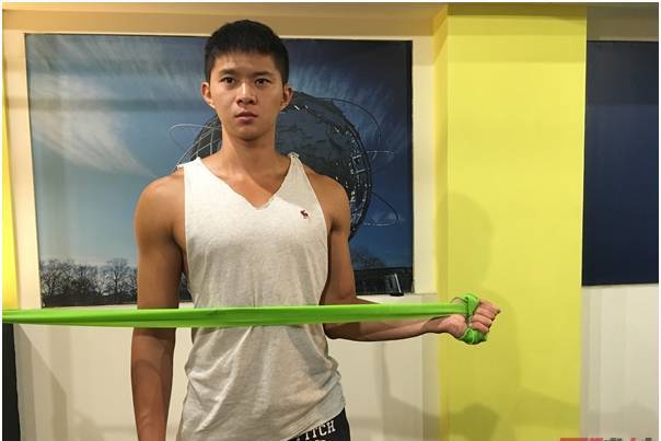 难看的圆肩驼背含胸头前伸,几个小动作让你抬头挺胸,气质更完美