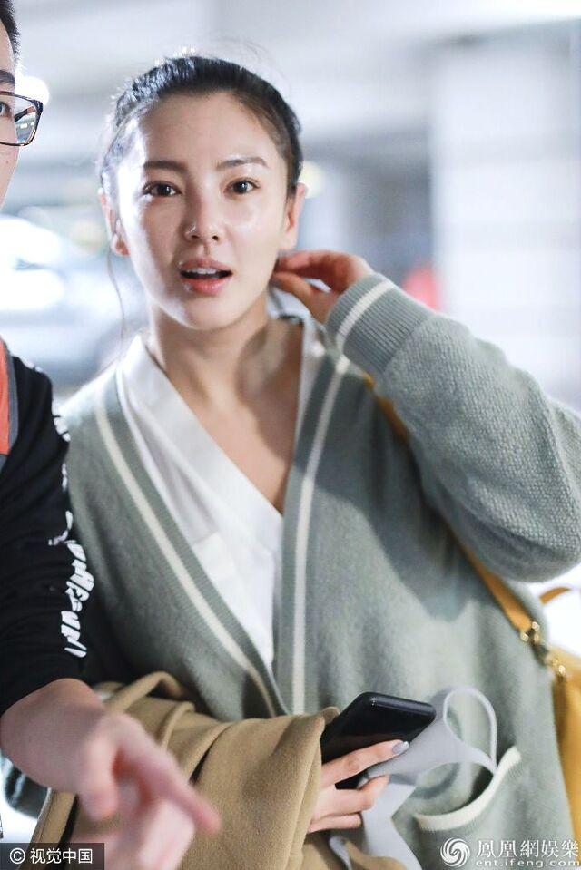素颜女神!张雨绮低调搭机白到发光 扎马尾笑眼弯弯元气十足