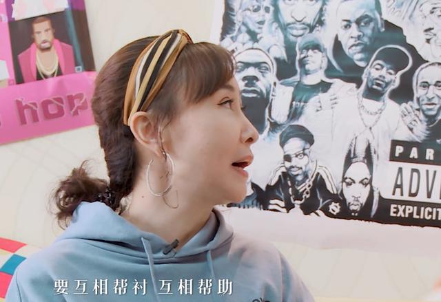 小鬼妈妈颜值曝光年轻得像小鬼姐姐,节目上拆儿子台太可爱了!