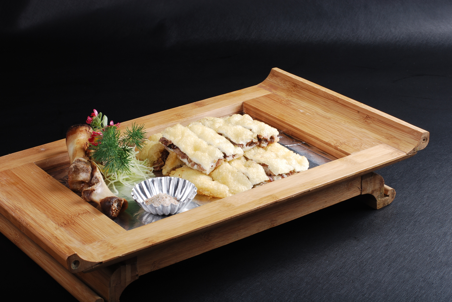 老陕锅烧肘:这是陕西当地特色菜,让人十分的有食欲,味道也美味可口.