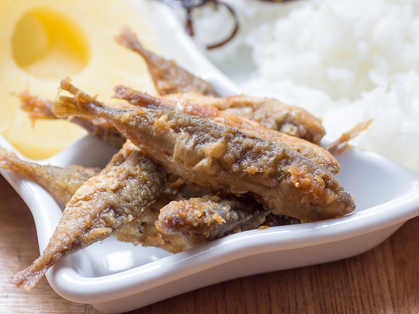 五香酥鱼是一道色香味俱佳的传统名菜,需要选用草鱼作为主料,经过腌制