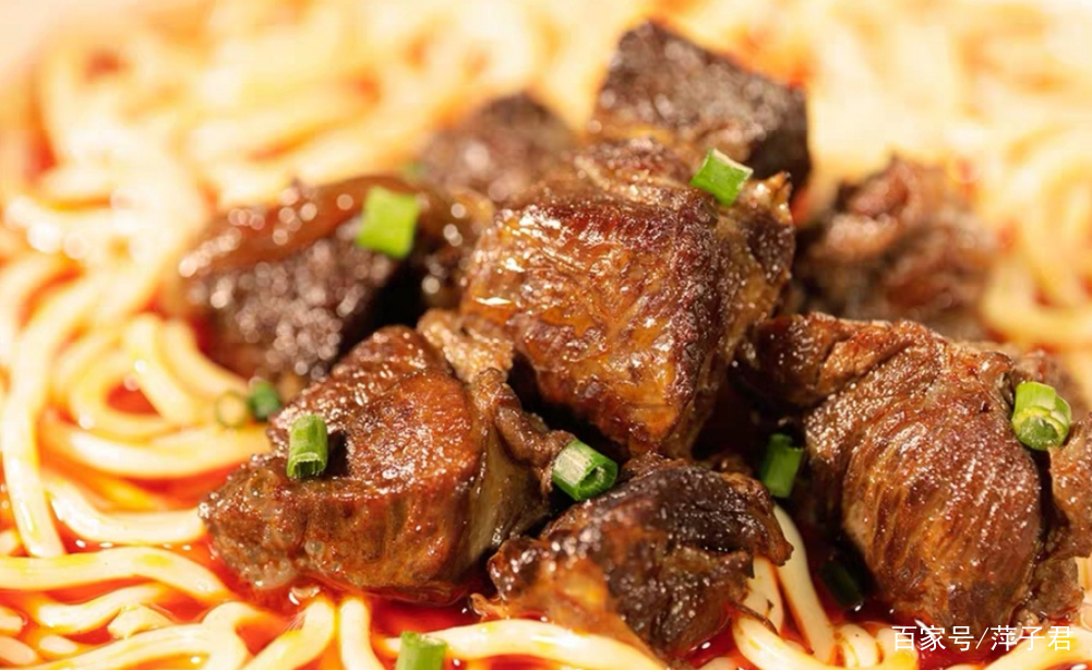 红烧牛肉面的家常做法,汤汁鲜美浓稠,牛肉酥烂入味 红烧牛肉面的家常做法,汤汁鲜美浓稠,牛肉酥烂入味