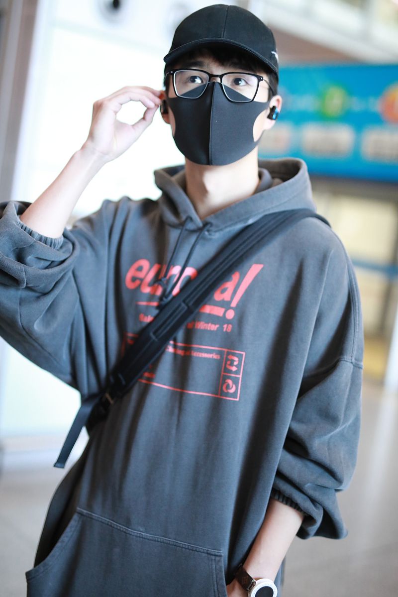 刘昊然连帽卫衣 棒球帽,上演帅酷男友风