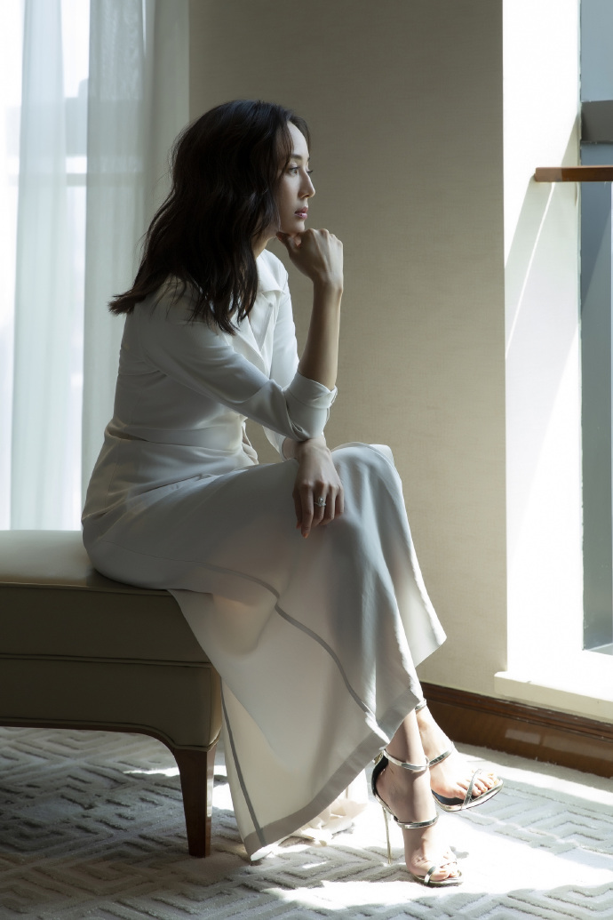 静姐@李静 真的是个功底深厚的主持人,有人文性,娱乐性还有深度.